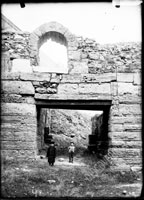 Древнегреческие ворота, над ними византийская калитка