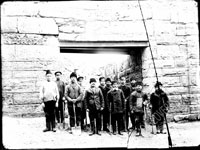 Раскопочный коллектив рабочих  Херсонесского музея
у древнегреческих ворот