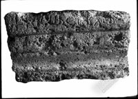 Обломок античного АРХИТРАВА ионического ордера
со средневековой надписью надгробногохарактера