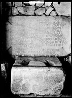 Надпись  о постройке стены при императоре Зеноне и постамент статуи Аристона сына Аттины