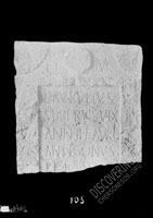 Верхняя часть НАДГРОБИЯ  Люция Аврелия Севера с латинской надписью