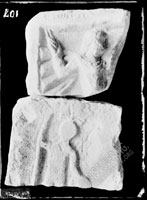 РЕЛЬЕФА обломок, в верхней части схематическое изображение обнаженной фигуры воина с копьями