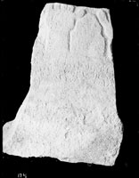 Надгробия обломок с рельефным изображением  рук и греческой надписью позднеримского времени