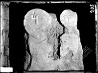 Надгробие с изображением двух фигур