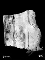 Верхняя часть надгробия Аврелия Демаса с частично сохранившимся рельефом со сценой загробной трапезы