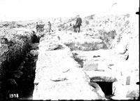 Некрополь и часть передовой оборонительной стены у круглой римской башни