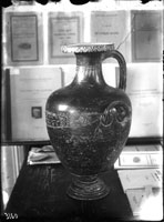 Гидрия чернолаковая с процарапанным орнаментом и накладной глиной