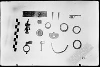 Бронзовые предметы из 2-го слоя: статуэтка-подвеска, ключи, кольца, разновеска